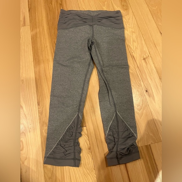 lululemon athletica Pants - Lululemon Venus Gray Ruched Leg Crop Capris
Athletic Leggings - Size 4